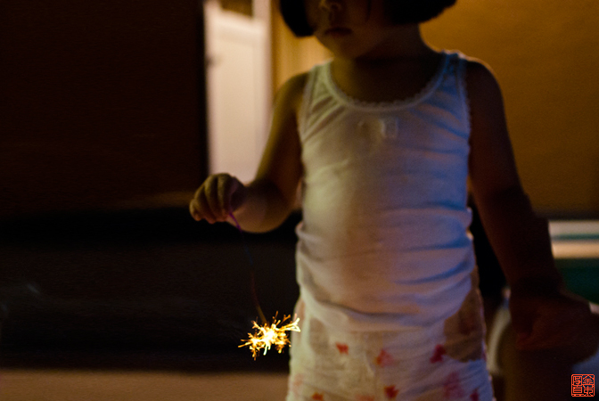 花火をする幼女の画像